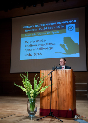 Ewangelista Zbyszek ze zboru kościańskiego w trakcie prowadzenia nabożeństwa na Generalnej Konwencji w Rzeszowie. 24.0716