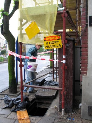 Rynek w Krzywiniu - remont elewacji budynku pocztowego. Godz. 11.07