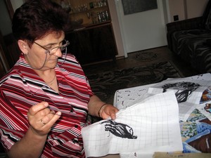 Godz. 18.59. Krystyna Olejniczak  z Łagowa wyszywa Jezusa w cierniowej koronie. Obrazek ma być prezentem dla mieszkającego u niej belgijskiego praktykanta Jeroena Adama.  