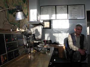 Siedziba Ochotniczej Straży Pożarnej w Krzywiniu. Dyżurny pije kawę i ogląda z gośćmi serial ,,Samo życie''.  Godz. 19.18