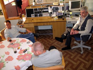 Siedziba Ochotniczej Straży Pożarnej w Krzywiniu. Dyżurny pije kawę i ogląda z gośćmi serial ,,Samo życie''.  Godz. 19.18