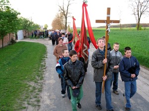 Świniec. Procesja mieszkańców wsi z prośbą o dobre zbiory tego lata. Godz. 19.42 - 19.44 - 19.51 Krzywiński proboszcz  Marek Szukalski przy każdym krzyżu lub kapliczce świeci pola.  