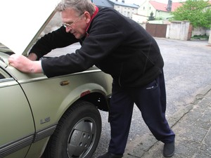 Krzywiń, parking za Urzędem Miejskim. Mężczyzna ,,mocuje się z anteną''. W nocy ktoś mu ją skradł.  