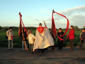 Świniec. Procesja mieszkańców wsi z prośbą o dobre zbiory tego lata. Godz. 19.42 - 19.44 - 19.51 Krzywiński proboszcz  Marek Szukalski przy każdym krzyżu lub kapliczce świeci pola.  