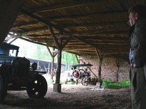 PGR Cichowo. Tadeusz Popiel (lat XX) i radziecki gaz AA (67 lat).  - Jest mój - mówi Popiel. Godz. 13.32. Razem mają zdobyć turystów i ożywić opustoszałe  gospodarstwo.