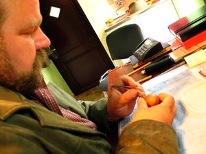 Marek Pinkowski pęsetą pomaga wykluć się sokołowi z jajka. Cichowo, godz. 13.52.