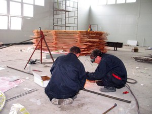 11:30 Pracownicy kościańskiego Budomontu wykonują prace wykończeniowe sali gimnastycznej przy szkole w Starym Luboszu. Budynek doczekał się własnego obiektu sportowego w 40-lecie swojego istnienia.