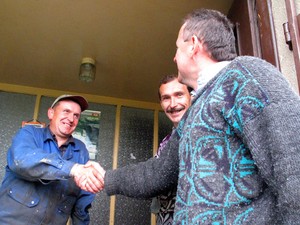 11:55 Waldemar Książkiewicz, rolnik ze Spytkówek obchodzi dziś imieniny. W tutejszym sklepie solenizantowi składają życzenia inni mieszkańcy wsi.