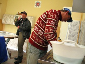 12:00 Krzysztof i Jerzy z Ochotniczej Straży Pożarnej ze Spytkówek robią porządki po uroczystościach z okazji Dnia Strażaka, które odbywały się poprzedniego dnia. 