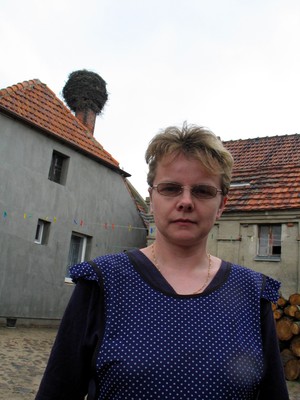 12:49 Na dachu domu Barbary Wójcik z Wyskoci gniazdo ma swych lokatorów już od 30 lat. W tym roku bocian przyleciał tu w dniu śmierci papieża. 