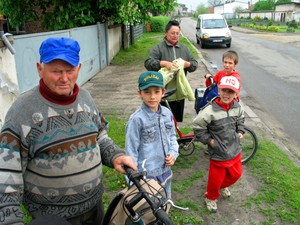12:59 Do Darnowa wróciły autobusem dzieci z gryżyńskiej szkoły. Po Patryka Urbańskiego przyszła babcia Alina, po Benia Szczepaniaka – dziadek Stefan. 