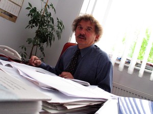 13:19 Odbiór korespondencji i szybka decyzja. Wojciech Ziemniak dyrektor szkoły w Racocie pod koniec czerwca nie będzie - jak planował - towarzyszył swym uczniom podczas mistrzostw w szermierce na Węgrzech. W tym czasie weźmie udział w pożegnaniu dyrektora zaprzyjaźnionej szkoły w Duisburgu.