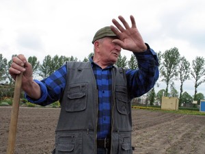 14:23 Czesław Mocek z Gryżyny przygotowuje swą ziemię na działce do uprawy ogórków.