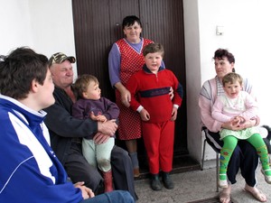 15:21 Rodzina Maniów z Nacławia, jeśli tylko ma czas, spędza popołudnia gawędząc na werandzie.