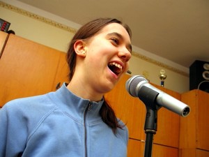 16:05 Kasia Marona, młoda piosenkarka z Widziszewa ćwiczy przed kolejnym ważnym dla niej festiwalem, na który pojedzie do Częstochowy. 