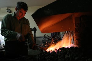 Śmigiel ul. Kilińskiego 64 - godzina 12:42 Pan Stanisław Kiciński prowadzi swój zakład kowalsko-ślusarski od 1976 roku. Wyrabia głównie zawiasy, płoty, choć czasem podkuwa też konie z okolicznych wiosek.