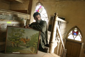 Śmigiel - godzina 15:28 Pan Antoni Szulc z jednym ze swoich pejzaży Kazimierza nad Wisłą, plastyk, animator kultury, z żoną Anną opiekują się starą ewangelicką kaplicą w stylu neogotyckim. Organizują tam wystawy, koncerty, spektakle...