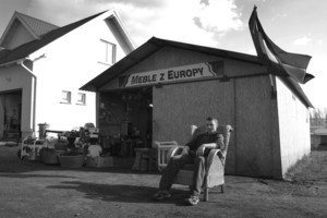 Czacz -  godzina 17:40 Michał Przybylski pomaga w rodzinnym interesie. Jak wielu mieszkańców Czacza prowadzi sprzedaż artykułów używanych, sprowadzanych z krajów europejskich, przeważnie z Holandii.