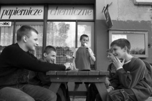 Czacz - godzina 17:52 Trampkarze Starsi : Maciej Pawlak, Patryk Włodarczak, Maciej Witomski, Darek Lester i Bartosz Włodarczak właśnie skończyli trening w klubie UKS GROM w Czaczu. Czakając na przyjazd rodziców zajadają się lodami kupionymi w sklepie wielobranżowym przy boisku.