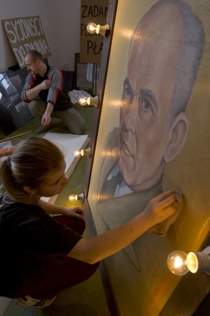 Kościan, Muzeum Regionalne. Przygotowania do wystawy poświęconej drodze do niepodległości. Trwa ‘’pucowanie’’ towarzysza Gomółki.