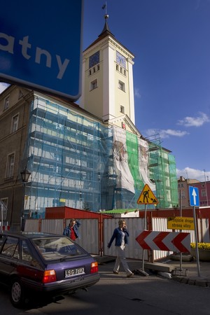 Kościan, rynek żyje w cieniu remontu ratusza.