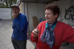 Kościan, targowisko przy ulicy Kruszewskiego. Pani Irena sprząta po dniu targowym i zbiera warzywa pozostawione przez handlujących.