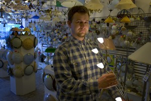 Kościan, Rynek. Pan Robert pracuje w sklepie z oświetleniem.