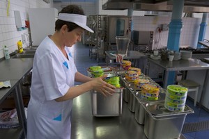 Kościan, kuchnia Wojewódzkiego Szpitala Neuropsychiatrycznego im. O. Bielawskiego. Przygotowywanie kolacji dla pacjentów szpitala.