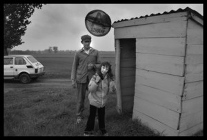 We wsi Donatowo wiele gospodarstw jest położonych wśród pól. W jednym z takich gospodarstw mieszka Stanisław Czajka, wraz z żoną córkami. Właśnie dla nich wybudował budkę autobusową, by nie marzły i nie mokły czekając na autobus. Budka widoczna na zdjęciu jest nowa, ponieważ starą spalili chuligani ze wsi, jak przypuszcza pan Stanisław. Tablice ze znakiem „A” dostał od dyrektora SP w Manieczkach, gdzie uczęszcza córka, 7 letnia Agnieszka.