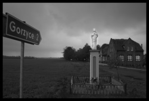 Figura Jezusa na rozstaju dróg we wsi Borowo. Po prawej budynek szkoły Podstawowej. O 13:47 była już zamknięta. Uczniowie wrócili do domów. 