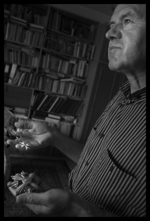 Józef Świątkiewicz z Czempinia, znany regionalista posiada bogate zbiory między innymi starych medali, w dłoniach trzyma Krzyż Kawalerów Maltańskich. 