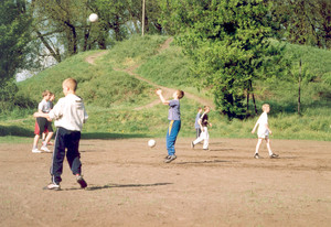7. Fot. Cezary Orlik. Kościan, za pięć piąta po południu. ,,Błotne'' boisko na Łazienkach przy Górze Ferfeta. Trening ma grupa orlików PKS Obra Kościan. 