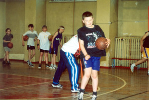 8. Fot. Cezary Orlik. Kościan, godzina 16.40, hala na Łazienkach. Trener Mirosław Konieczny pracuje z najmłodszą grupą przyszłych koszykarzy KKS Obra Kościan. 