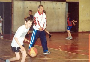8. Fot. Cezary Orlik. Kościan, godzina 16.40, hala na Łazienkach. Trener Mirosław Konieczny pracuje z najmłodszą grupą przyszłych koszykarzy KKS Obra Kościan. 