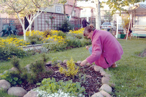 9. Fot. Filip Bączkiewicz. Kościan, ul. Zielona. Moja ciocia Agata Woźniak podczas pracy w ogródku