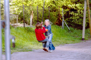 10. Fot. Filip Bączkiewicz. Kościan, ul. Berwińskiego, dzieci na placu zabaw.