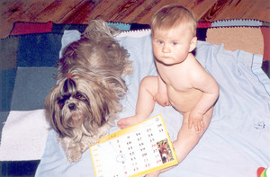 18. Fot. Aleksandra Świątkowska. Kościan, moja córka Anusia podczas zabawy z pieskiem Tejsunią. Zdjęcie wykonałam w domu.