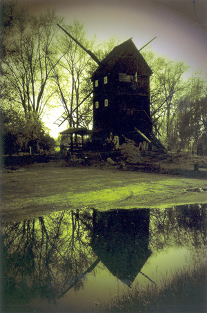 25. Fot. Krzysztof Bajsztok. Kościan, wiatrak na skwerze Krimpen. 