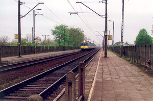 36. Fot. Krzysztof Kędzierski (z amatorskiego kółka fotograficznego prowadzonego przez Barbarę Zaborską), z cyklu ,,5 maja 2005 w Starych Oborzyskach’’ - wjeżdżający na stację pociąg