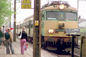 38. Fot. Katarzyna Kruszona (z amatorskiego kółka fotograficznego prowadzonego przez Barbarę Zaborską), z cyklu ,,5 maja 2005 w Starych Oborzyskach’’ - szczęśliwcy, którym udało się wysiąść z pociągu, wracają do domu po ciężkim dniu pracy lub nauki - peron 2 stacji w Starych Oborzyskach.