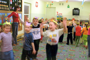 39. Fot. Ewelina Majchrzak (z amatorskiego kółka fotograficznego prowadzonego przez Barbarę Zaborską), z cyklu ,,5 maja 2005 w Starych Oborzyskach’’ - Milusińscy z grupy Krasnali (4,5-latki) Samorządowego Przedszkola w Starych Oborzyskach podczas zabawy w motylki pod opieką pani Joanny Napierały.