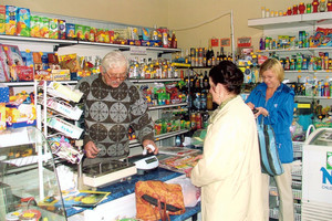 41. Fot. Anna Trąbka (z amatorskiego kółka fotograficznego prowadzonego przez Barbarę Zaborską), z cyklu ,,5 maja 2005 w Starych Oborzyskach’’ - W czasie codziennych zakupów w sklepie spożywczo-przemysłowym pana Jerzego Zaborskiego.