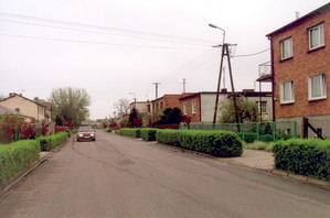 43. Fot. Anna Trąbka (z amatorskiego kółka fotograficznego prowadzonego przez Barbarę Zaborską), z cyklu ,,5 maja 2005 w Starych Oborzyskach’’ - Ulica Długa - główna droga w naszej miejscowości.