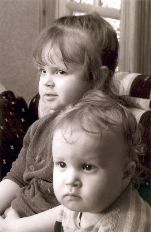 44. Fot. Barbara Zaborska. Stare Oborzyska.  Podczas oglądania bajki w TV. Jeden z nielicznych momentów, w którym nasze pociechy: Mateusz (1,5 roku) i Dominika (3 lata), siedzą spokojnie :). Miejsce akcji (lub jej braku) - nasze mieszkanie.