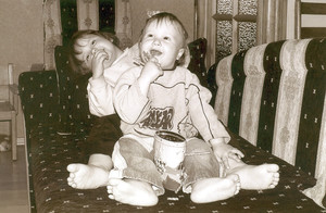 45. Fot. Michał Zaborski. Stare Oborzyska. Dominika i Mati baraszkują na tapczanie, objadając się słonymi paluszkami (nie własnymi). 