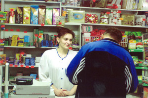 50. Fot. Bartosz Jankowski.  Śmigiel sklep spożywczy ul. T. Kościuszki, Katarzyna Żak w pracy. 