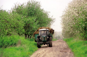 54. Fot. Bartosz Jankowski. Okolice Grażyny, traktor na polnej drodze w godz. 12 00 