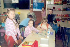 57. Fot. Danuta Tasiemska. Stare Bojanowo, uczniowie zerówki podczas zabawy. Stoi Dominika Konopna, puzzle układa Wiktoria Lisiak i Natalia Repak, za która stoi Kamil Ruta, dalej Monika Przybylska i Mateusz Wawrzyniak