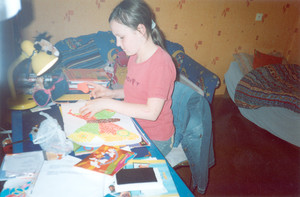 58. Fot. Dariusz Dybski. Sierpowo, moja córka Marta podczas wyklejania motylka na lekcję plastyki. Zdjęcie wykonałem w domu.