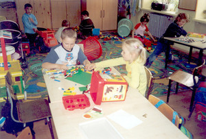 60. Fot. Aurelia Turek. Stare Bojanowo, uczniowie zerówki podczas zabawy. Przy stoliku klocki Lego układają Marlenka Mikołajczak z Damianem Bockiem. Po prawej przy stoliku w warcaby gra Iga Kozica, dalej bawi się Patrycja Wojtkowiak. W głębi po prawej dużym samochodem bawi się Łukasz Rusiecki.